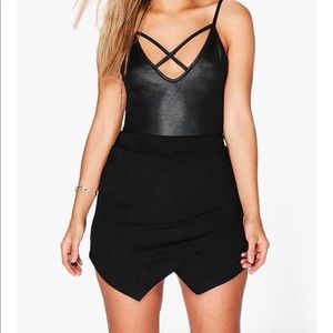 NWT black envelope skort boohoo